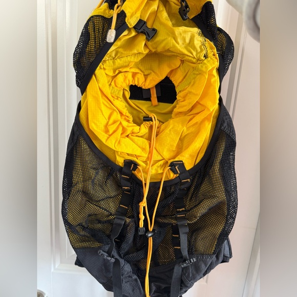 Salomon Black and Yellow Mesh Daypack - Picture 3 of 3